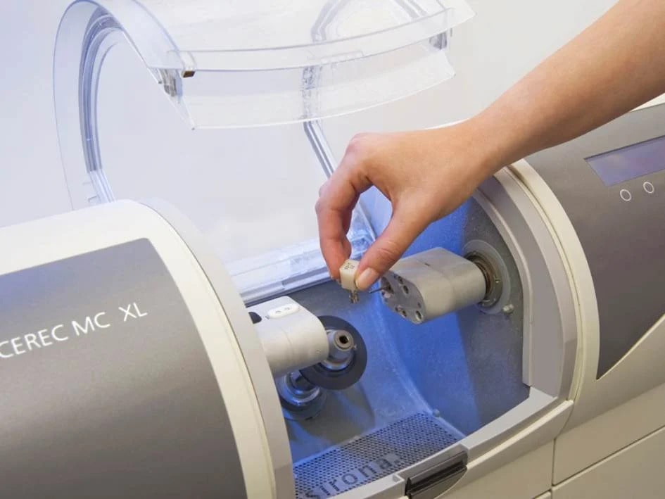 Răng sứ trên implant được thiết kế tự động bằng hệ thống CEREC chuẩn xác và đẹp như răng thật
