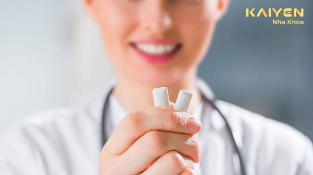Nhai kẹo cao su không đường giúp giảm ê buốt răng khi tẩy trắng răng