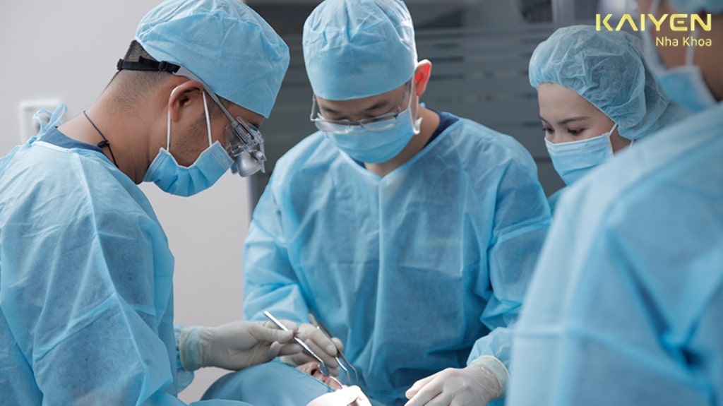 Bác sĩ Phong và cộng sự trong ca phẫu thuật cấy ghép Implant toàn hàm