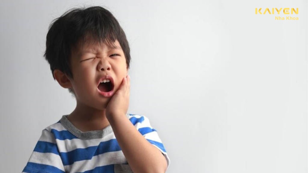 Sâu răng làm cho bé bị đau nhức và khó chịu