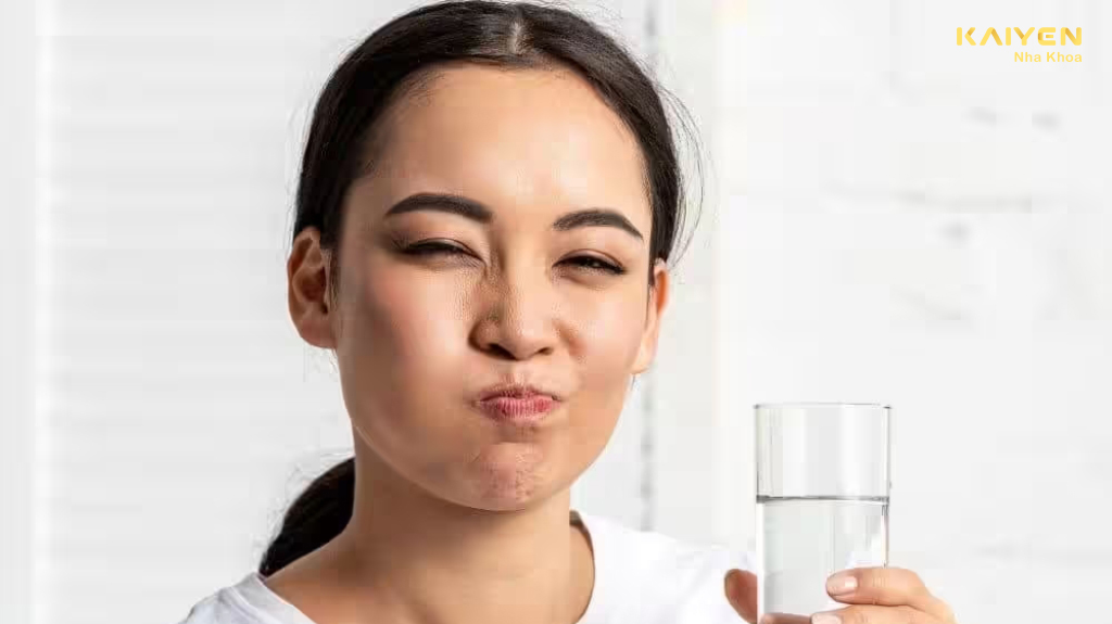 Cách giảm đau khi mọc răng khôn bằng cách súc miệng bằng nước muối