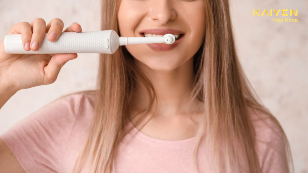 Bọc răng sứ có nên dùng bàn chải điện không