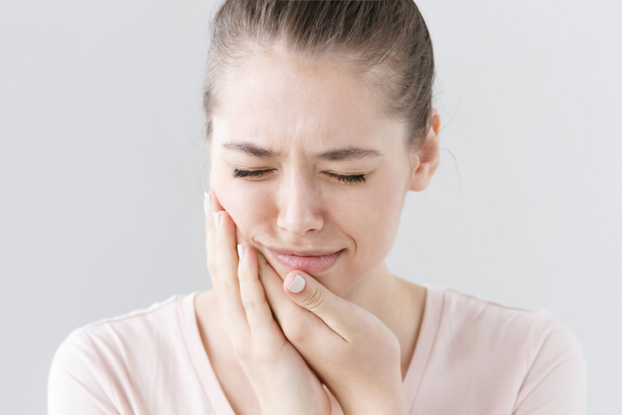 Răng bọc sứ lâu năm bị đau nhức