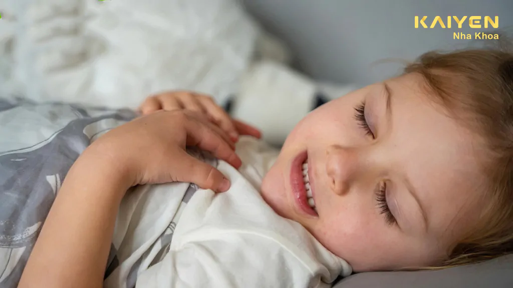 trẻ ngủ nghiến răng